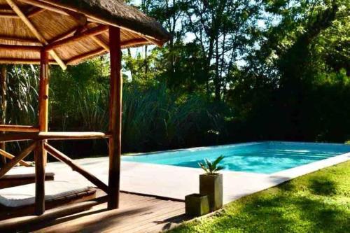 Excelente Casa en Country, Gran Parque y Piscina! No apto Eventos, Fiestas y Jóvenes