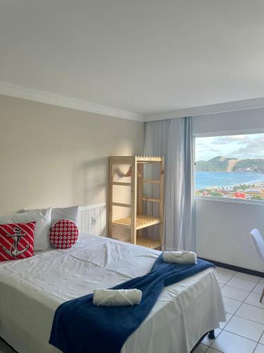 1 dormitorio con 1 cama grande y ventana grande en Flat com vista para o mar - Ponta Negra, en Natal