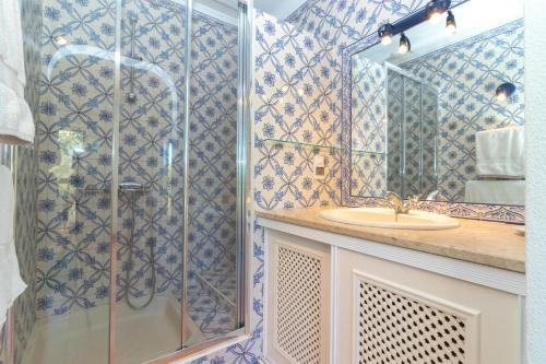 ein Bad mit einer Dusche und einem Waschbecken in der Unterkunft Townhouse nº30 with fantastic sea views in Ferragudo
