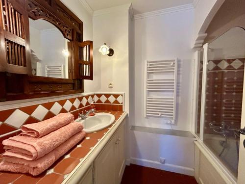 une salle de bain avec un lavabo et un miroir dans l'établissement Les Restanques 21 pins 7pers, à Grimaud