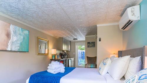 a bedroom with a bed with a blue comforter at The Estate at Mt Dora in Mount Dora