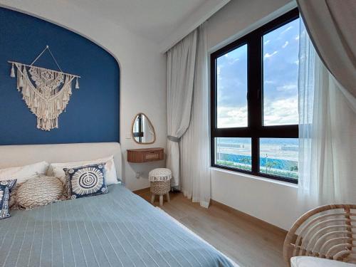Кровать или кровати в номере Trophy - Mykonos-Inspired La Mer Suite