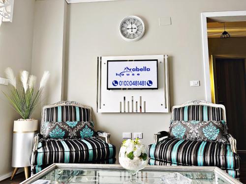 - un salon avec deux chaises et une table dans l'établissement The Arabella House - New Cairo, au Caire