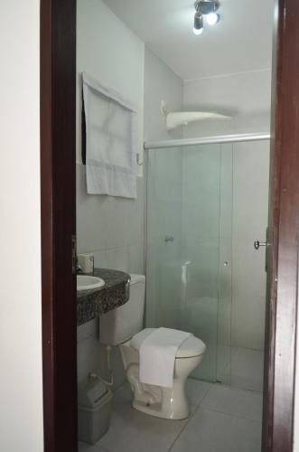 y baño con aseo, lavabo y ducha. en Pousada Ponta Das Pedras, en Morro de São Paulo