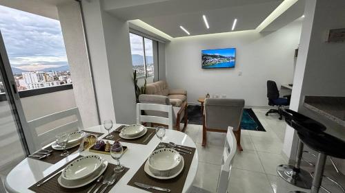 a dining room with a table and a living room at Lujoso y Confortable Apartamento in Cúcuta
