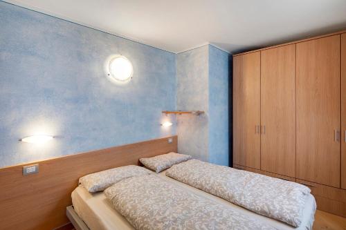 una camera con due letti e una parete blu di Appartamento Piz Filone a Livigno