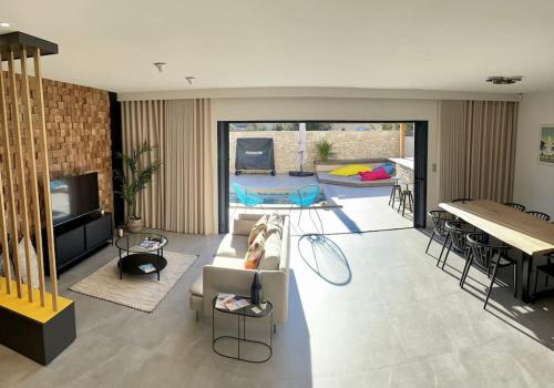 un salon avec un canapé et une table dans l'établissement L'Artiste - Villa 5 min du centre historique d'Aix, à Aix-en-Provence