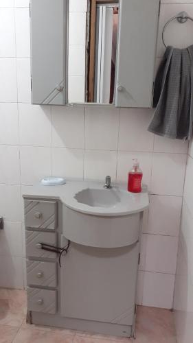 Bilik mandi di Os fora de casa Hostel