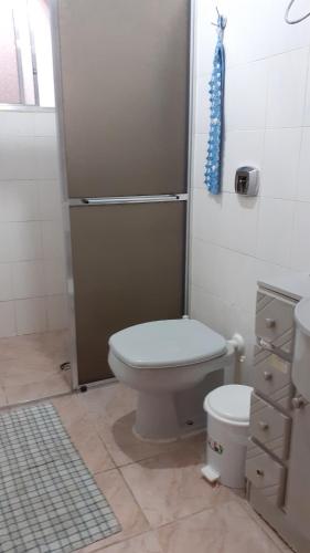 Bilik mandi di Os fora de casa Hostel