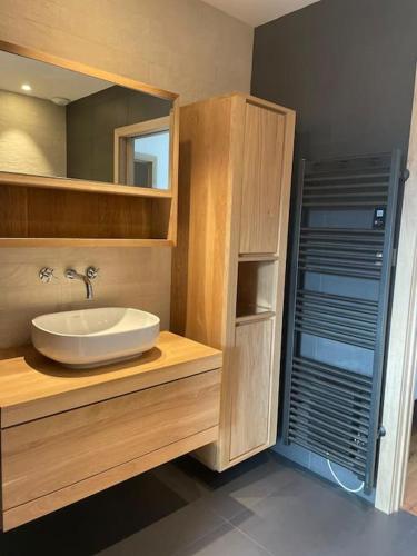 une salle de bain avec un lavabo et un miroir dans l'établissement L'Artiste - Villa 5 min du centre historique d'Aix, à Aix-en-Provence