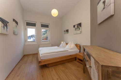mały pokój z łóżkiem i oknem w obiekcie Appartement Schneider by Schladming-Appartements w Schladming