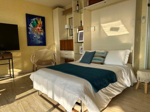 - une chambre avec un grand lit et une télévision dans l'établissement Emilie - panoramic sea views beach facing paradise, à Vallauris