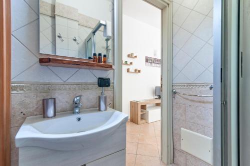 y baño con lavabo y ducha. en Le 2 Palme Family House - Lecce Selection, en Lecce