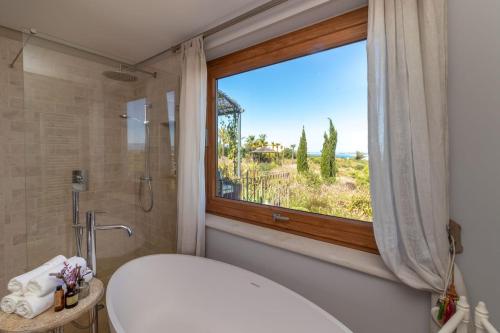 La salle de bains est pourvue de toilettes et d'une grande fenêtre. dans l'établissement Quinta dos Caneiros Luxury villa Ocean views walk to beach, à Ferragudo