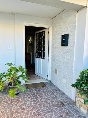un ingresso a una casa con porta e piante di Dea's House con parcheggio a Gaeta