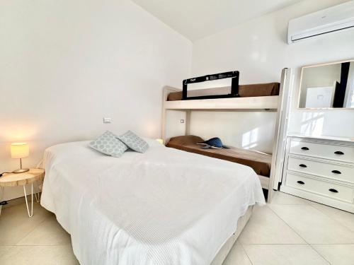 een witte slaapkamer met een bed en een dressoir bij Hostdomus - Casa Arianna in Finale Ligure