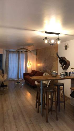 un salon avec une table et un canapé dans l'établissement Cosy T2 avec terrasse à 5 min de la plage, à Sète