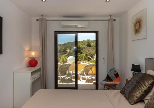 Schlafzimmer mit einem Bett und Blick auf einen Innenhof in der Unterkunft Apartment Vista sea views in Carvoeiro