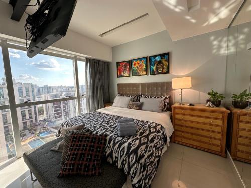 a bedroom with a bed and a large window at VISTA PARK SUL COBERTURA DUPLEX in Brasilia