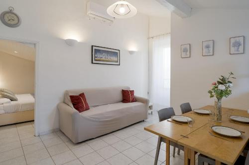 un salon avec un canapé et une table dans l'établissement Pied-a-terre Saint Michel, à Menton
