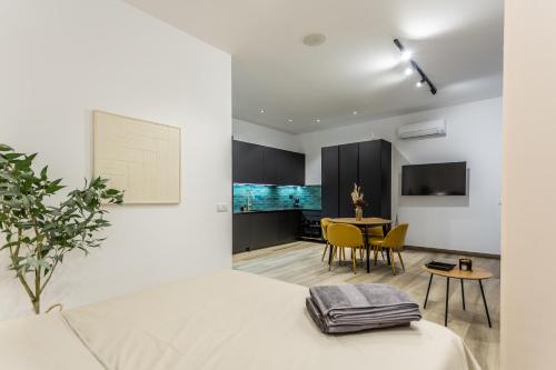 Cette chambre comprend un lit et une table avec des chaises. dans l'établissement Suite Deluxe Valencia, à Valence