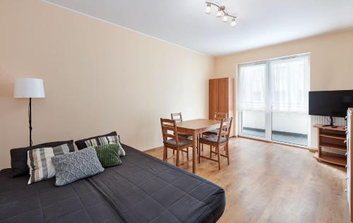 um quarto com uma cama e uma mesa de jantar em Osiedle Zwycięstwa Standard Apartment em Poznań
