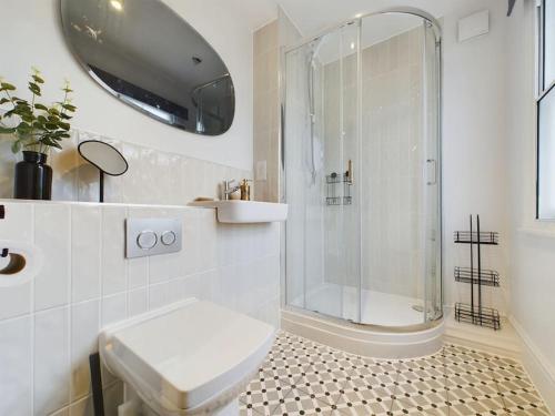ein weißes Bad mit einer Dusche und einem WC in der Unterkunft SunningEnd W King SBed EV Parking in Cheltenham
