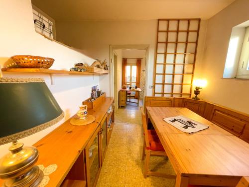 uma sala de jantar com uma mesa de madeira e cadeiras em Appartamento nel centro storico di Tuscania - Il Moro em Tuscania