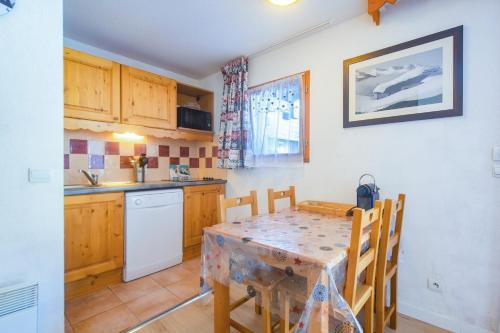 une cuisine et une salle à manger avec une table et des chaises dans l'établissement Oricigones - Station accessible à pieds, à Orcières