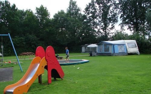 Sân chơi trẻ em tại Safaritent at Camping de Breede