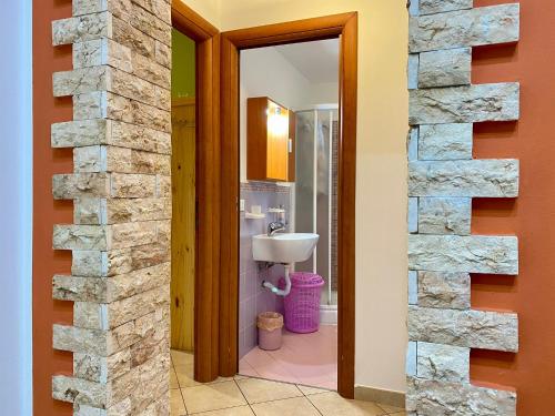 uma casa de banho com um lavatório e uma parede de pedra em Balat City by Holiday World em Palermo