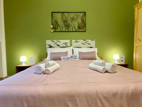 um quarto com uma cama grande e toalhas em Balat City by Holiday World em Palermo