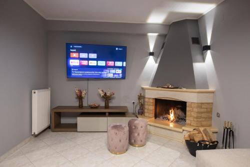 salon z kominkiem i telewizorem w obiekcie George Living House w mieście Metsovo