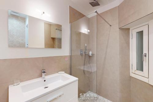 une salle de bain avec un lavabo blanc et une douche dans l'établissement Loft Gambetta 33 Fshh, à Nice