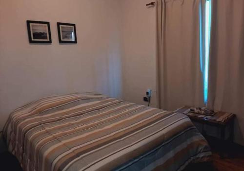 - une chambre avec un lit dans une pièce dotée d'une fenêtre dans l'établissement Casa en Cabalango, à Cavalango