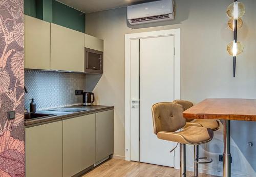 uma cozinha com mesa e cadeiras num quarto em VIP apart 712 em Tbilisi