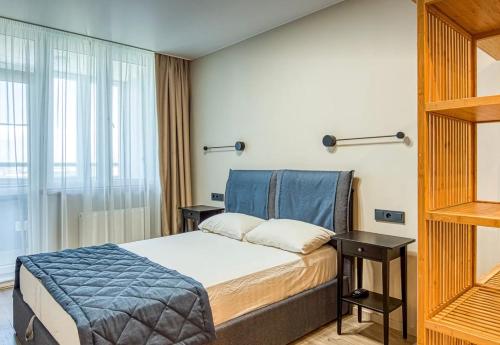 um quarto de hotel com uma cama e uma janela em VIP apart 712 em Tbilisi