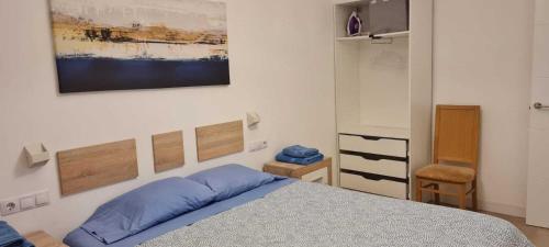 1 dormitorio con 1 cama y una pintura en la pared en Precioso apartamento recién reformado en Madrid