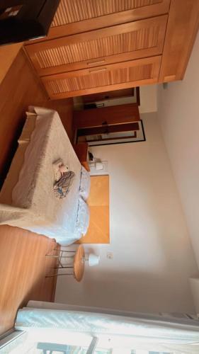 Łóżko piętrowe w pokoju z drewnianym sufitem w obiekcie FLAT EM ALPHAVILLE w mieście Barueri