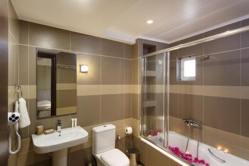 Koupelna v ubytování Lamon Hotel