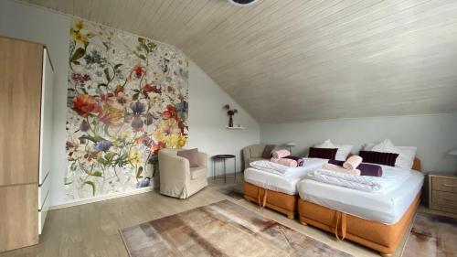 バラトンフレドにあるSweet Home Apartmanの壁に絵画が飾られた部屋のベッド2台