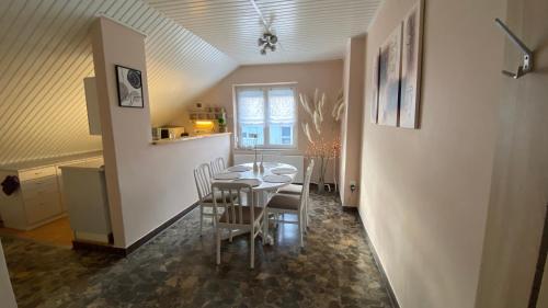 comedor con mesa y sillas en Sweet Home Apartman, en Balatonfüred