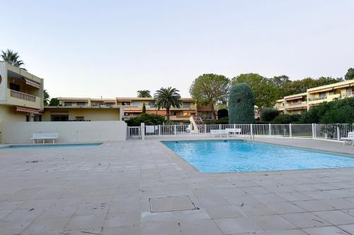 une piscine devant un immeuble dans l'établissement EUCALYPTUS - Ground Floor with Pool Near the Sea, à Juan-les-Pins