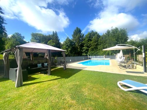une cour avec une piscine et un kiosque dans l'établissement Camping Moulin du Pommier, à Saulgond