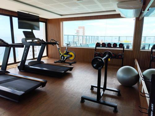 The fitness centre and/or fitness facilities at Barra Caravela Studio