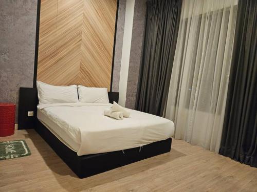 um quarto com uma cama com um bicho de peluche em KL City Family Suite 3R2B Arte+ Level 10 em Kuala Lumpur