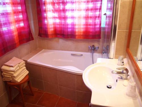 Ένα μπάνιο στο Maisonnette LE COTTAGE à 50m DE LA PLAGE d'Asnelles , 3km d'Arromanches, 10km de Bayeux