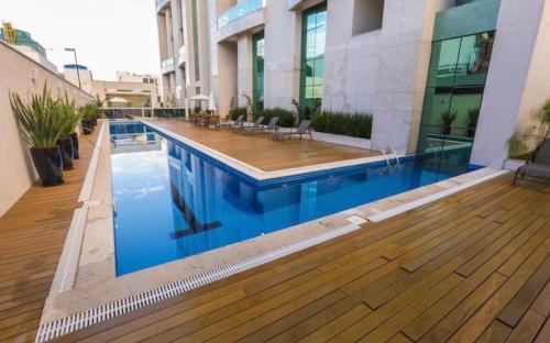 una piscina en medio de un edificio en VISTA PARK SUL COBERTURA DUPLEX, en Brasilia