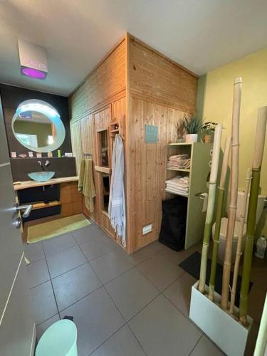 une salle de bain avec un lavabo, des toilettes et un miroir dans l'établissement Le Clos des Eaux, à Tailly