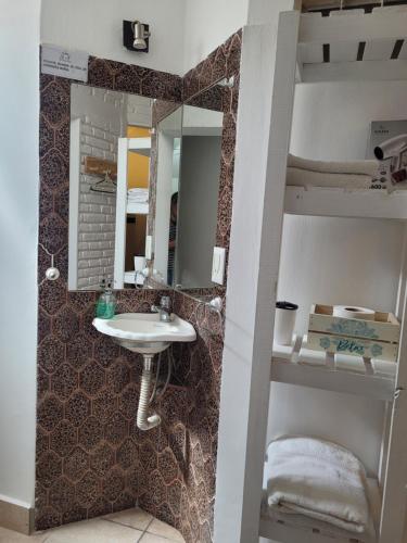 uma casa de banho com um lavatório e um beliche. em Departamento A&F alquiler temporario em San Fernando del Valle de Catamarca